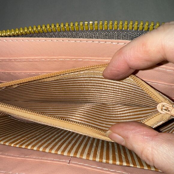 NWT Ladies Gray Faux Leather Zip Around Wallet Detached Wristlet Embroidery - Picture 5 of 5